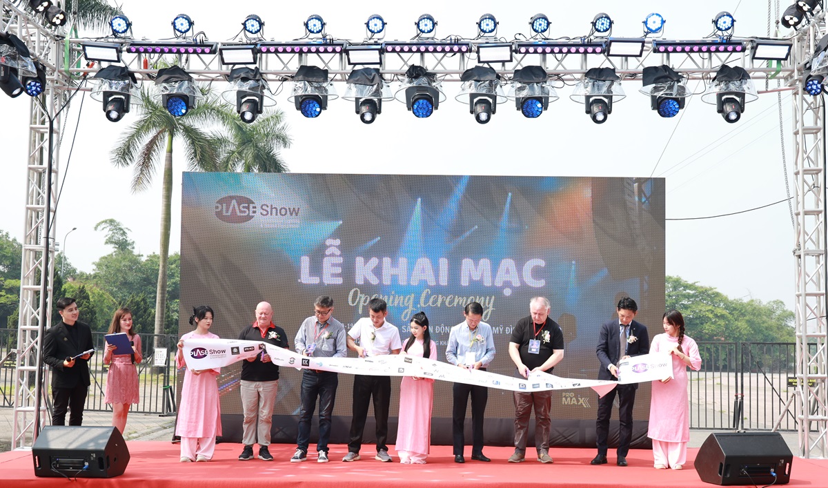 PLASE SHOW lần thứ 10 vừa được khai mạc sáng nay, 26/4 tại Quảng trường Sân vận động Quốc gia Mỹ Đình